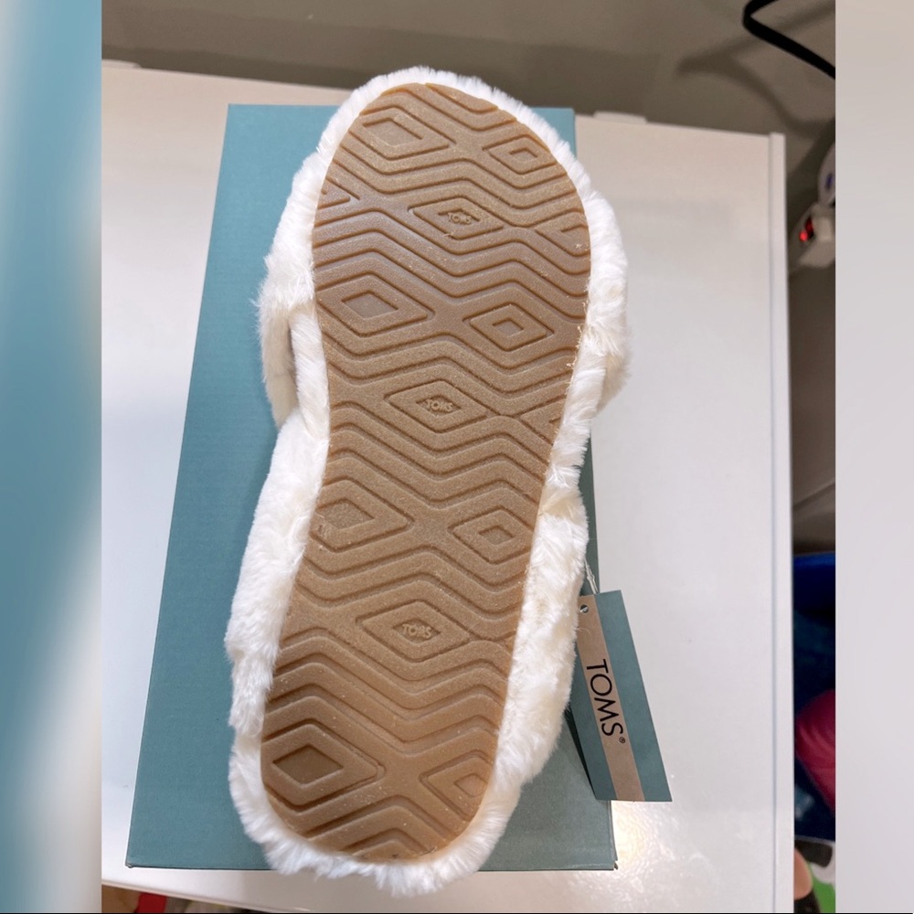 Plush, faux fur Susie Slippers by Toms w/padded straps. Cream, multiple sizes.